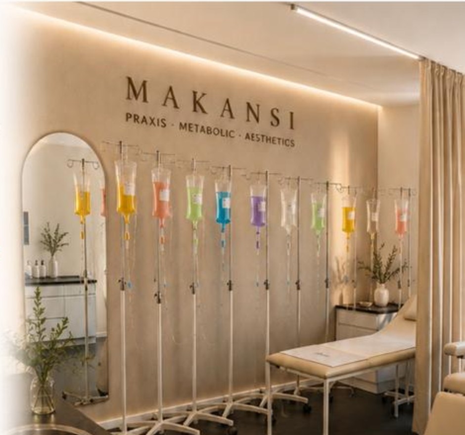 Infusionsraum der Praxis MAKANSI mit farbigen Infusionen