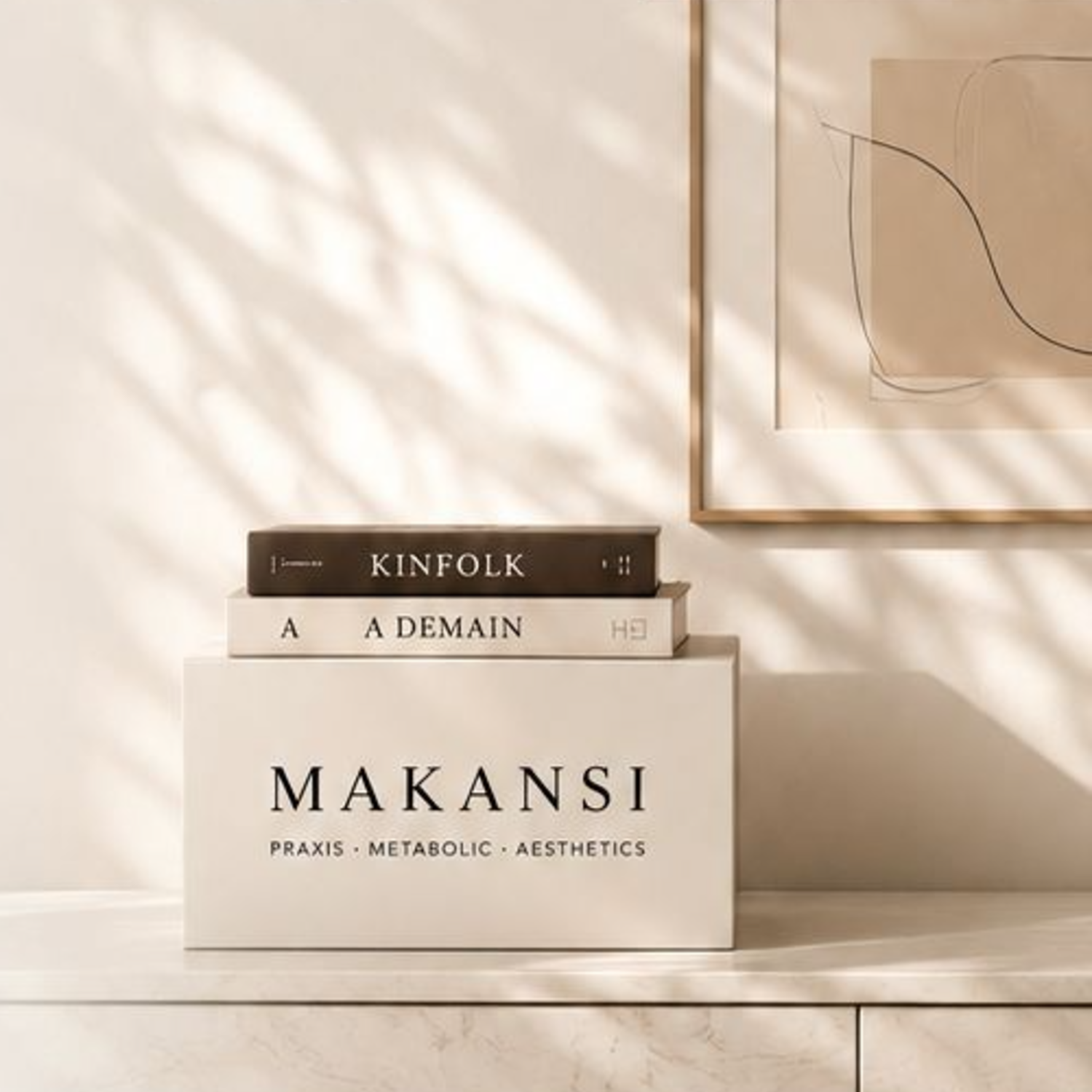 MAKANSI Schriftzug auf einer Box mit Büchern im Sonnenlicht